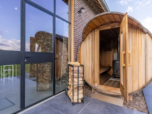 Familiehuis met privé binnenzwembad, sauna & speelzolder