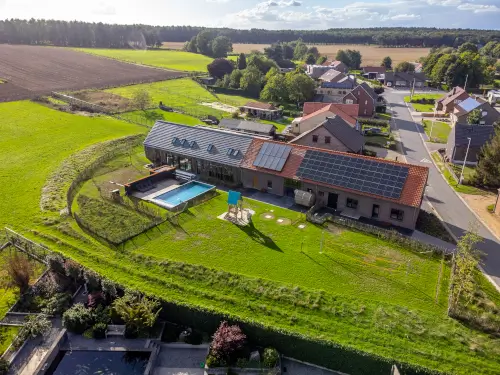 Familiehuis met privé binnenzwembad, sauna & speelzolder